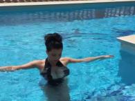 Ewa Sonnet ochładza piersi w basenie